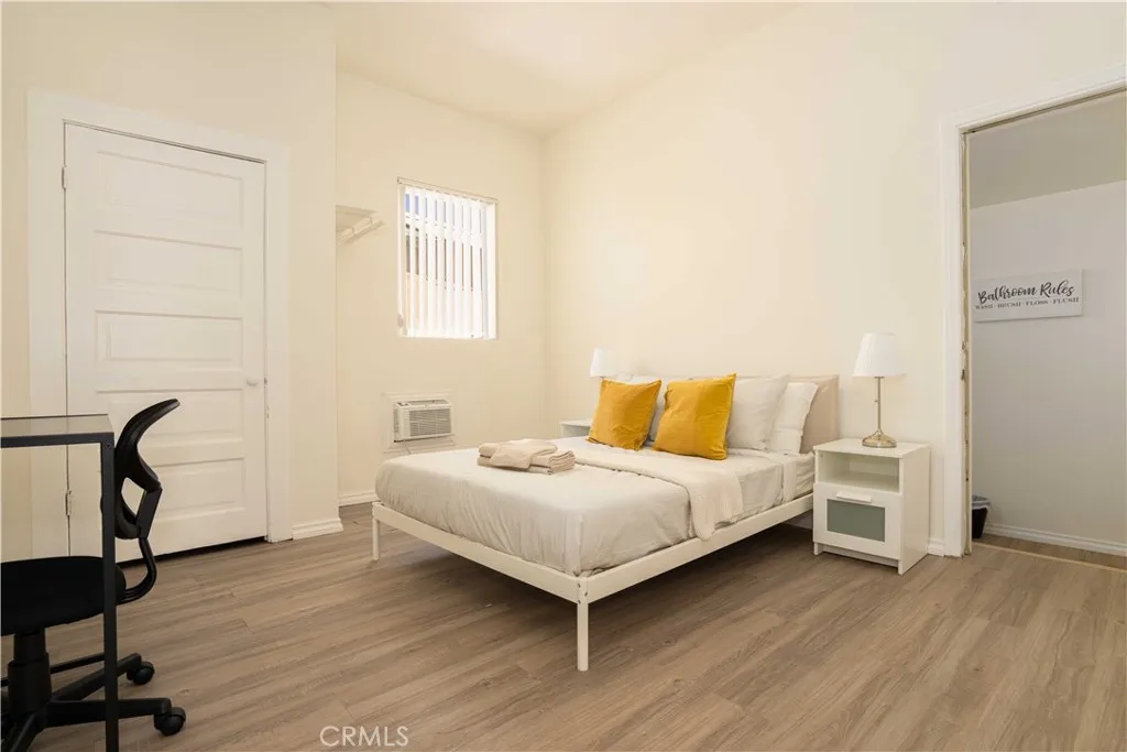 1168 W 35th Street, Los Angeles, California 90007 home-pic-2